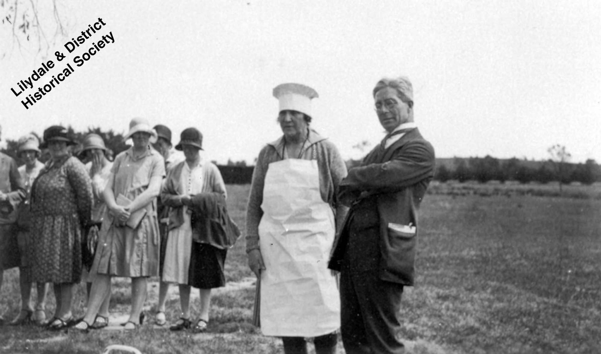 03721 Melba and Fritz Hart at Coombe Cottage, 1927.
